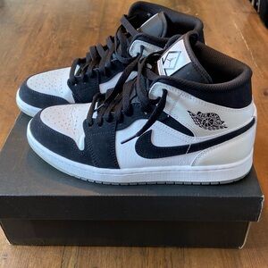 Jordan 1 Mid Black/White Diamond Amazing condition!